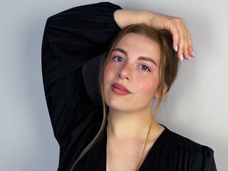 MadelineVoss shows toy free